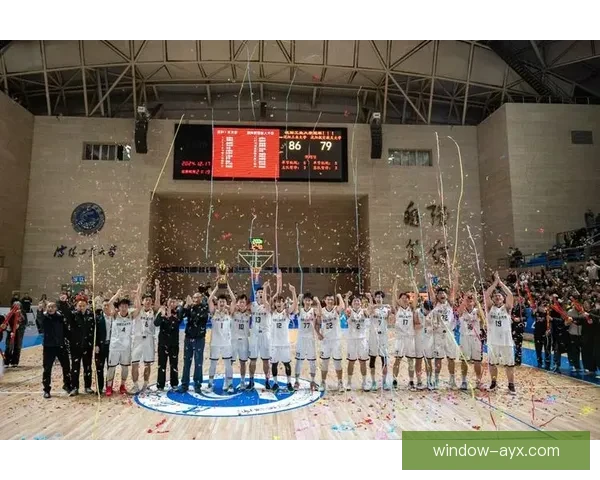 中国篮球队逆袭夺冠打破历史纪录 全队展现顽强拼搏精神